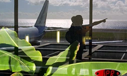 Terrasse couverte de l'aéroport Roland Garros à Sainte-Marie