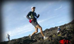 Les concurrents du Grand raid 2002 lors de leur passage au Piton Textor sur la route du volcan