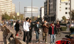 15 novembre 2006 -
Pause déjeuner dans les rues de la ville (de gauche à droite Christophe Thia-Kime, Gilles Vienne, Loïse Nanécou, David Law Tchan Wa et Vincent Thiaw-Thi)