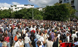 Lundi 16 juin 2003
Plusieurs centaines de personnes ont manifesté devant le rectorat pour s'opposer au transfert des personnels non enseignants. Des heurts ont eu lieu avec les forces de l'ordre