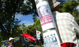Mardi 25 mai 2004 - 

Une centaine d'enseignants et de TOS se sont rassemblés devant la préfecture à Saint-Denis
