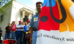 Mercredi 7 avril - 
Les TOS ont manifesté une nouvelle fois contre leur transfert de l'Éducation nationale aux collectivités locales