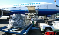 La compagnie régionale Air Austral dessert à nouveau depuis le 3 juillet 2003 Majunga et Nosy-Bé, des provinces de Madagascar
