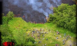 14 janvier 2002. La lave atteint la mer après avoir traversé la route nationale 2