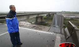 Dimanche 25 février 2007 - Cyclone Gamèe -
Le pont sur la rivière Saint-Etienne s'est effondré après avoir été destabilisé par les eaux en crue de la rivière