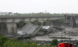 Dimanche 25 février 2007 - Cyclone Gamèe -
Le pont sur la rivière Saint-Etienne s'est effondré après avoir été destabilisé par les eaux en crue de la rivière