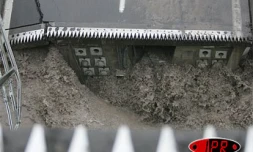Dimanche 25 février 2007 - Cyclone Gamèe -
Le pont sur la rivière Saint-Etienne s'est effondré après avoir été destabilisé par les eaux en crue de la rivière