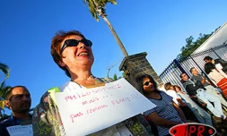 Jeudi 12 juin 2003 -
Les épreuves du bac 2003 ont commencé dans le calme. Les grévistes de l'Éducattion nationale ne se sont pas opposés à l'entrée des candidats dans les centres d'examens