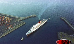 Le &quot;Queen Elisabeth II&quot; doit accoster mardi matin 25 mars 2003 à La Réunion