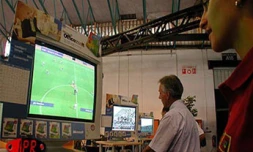 Lors du Cyber, le salon de la bureautique et des nouvelles technologies,en septembre 2001 au parc des expositions de Saint-Denis (Nord)