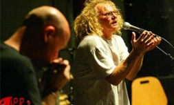 Danyèl Waro, l'un des principaux chantres du maloya (musique traditionnelle de La Réunion) et l'harmoniciste Olivier Ker Ourio  en répétition pour une série de concerts en septembre 2002