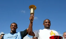 Mardi 19 août 2003-
Le boxeur réunionnais Willy Blain (à gauche) transmet la Flamme des Jeux au judoka mauricien Antonio Félicité