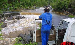 Le cyclone Hary est passé à proximité de La Réunion le mardi 12 mars 2002. les fortes précipitations ont  coûté à la vie à un homme qui tentait de traverser le radier submergé du Chaudron à Saint-Denis (Nord).