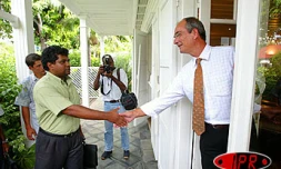 19 mars 2003. Le collectif emplois en danger a rencontré le président de l'associaion des maires de La Réunion, Jean-Louis Lagourgue, pour lui faire part de ses inquiétudes sur le reclassement des emplois jeunes en fin de contrat