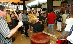 Lundi 28 avril 2003 - Les grévistes de la chambre de commerce et d'industrie de La Réunion ont manifesté à l'aérogare Roland Garros au son des percussions