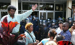 Le collectif &quot;emplois en danger&quot; a organisé une manifestation devant la mairie de Saint-Denis le jeudi 24 avril 2004. Les manifestants voulaient être reçus par le député - maire UMP, René Paul Victoria