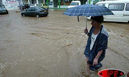 De fortes pluies se sont abattues sur l'île ce vendredi 18 avril 2003. Seul le Sud a été moins arrosé. Les précipitations ont encore provoqué des inondations à la Saline les Bains