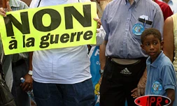Lors de la manifestation contre la guerre en Irak le 15 février 2003