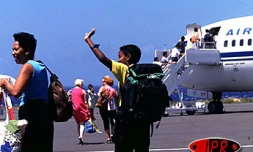 Après les  difficultés de l'année 2002, l'aéroport de Pierrefonds - Saint-Pierre (Sud) a enregistré une nette reprise de son trafic au cours du premier trimestre 2003. Le site devrait vite retrouver sa vitesse de croisière