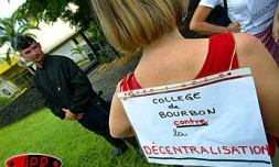 Les trois quarts des collèges et lycées de La Réunion ne fonctionnent plus depuis le mercredi 9 avril 2003