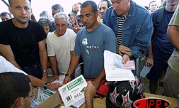 Tous les concurrents du Grand Raid 2003 ont reçu leur dossard mercredi soir 22 octobre  au stade de la Redoute à Saint-Denis
