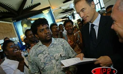 Jeudi 2 octobre 2003
Renaud Dutreil, Secrétaire d'Etat aux PME et à l'artisanat, a rencontré une délégation du collectif emploi en danger
