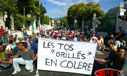 Jeudi 12 juin 2003
400 personnes ont manifesté à Saint-Denis pour protester contre projet de transfert des TOS (techniciens, ouvriers de service) de l'Éducation nationale aux collectivités