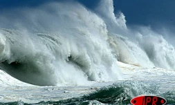 Dimanche 31 août 2003 -
Des vagues énormes s'écrasent sur la côte Sud-Ouest