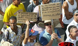 Lundi 10 juin 2003
Plusieurs milliers de personnes ont défilé une nouvelle fois dans les rues de Saint-Denis contre les projets de décentralisation et de réforme des retraites