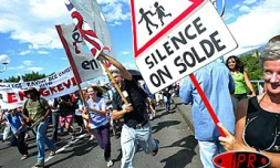 Mardi 27 mai 2003 -
25 000 personnes ont manifesté à Saint-Benoît contre les projets de réforme du gouvernement. Il s'agit de la plus grande manifestation jamais organisée à La Réunion