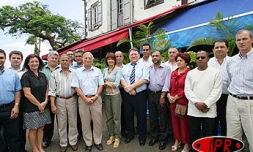 Mardi 5 octobre 2004 -
Lors de la présentation de la liste de l'UER pour les élections à la CCIR