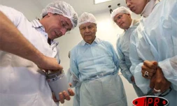 Vendredi 17 août 2007 -

Le c?ur du cyclotron, un accélérateur de particules, un équipement de haute technologie contribuant à la détection précoce de certains cancers