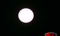 Mardi 8 juin 2004 - 

Sous forme d'un point noir se déplaçant lentement, Vénus est passée devant le soleil