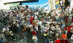 Vendredi 16 mai 2003 - Des grévistes de l'Éducation nationale ont manifesté devant le siège du service académique d'information et d'orientation à Saint-Denis