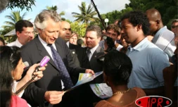 Dimanche 26 février 2006 -

Dominique de Villepin, Premier ministre, et Xavier Bertrand, ministre de la Santé, ont assisté à une opération de démoustication à Bras Panon (Est)