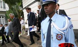 Jeudi 18 mai 2006 -

Dominique de Villepin en visite à La Réunion