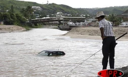 Jeudi 4 mars 2005

Des flots de boue ont  emporté une voiture