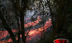 Mercredi 25 août 2004 - 

La lave du Piton de la Fournaise se jette dans la l'Océan indien