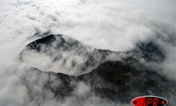 Jeudi 20 juillet 2006 - 

En éruption depuis 4 heures 10, le piton de la Fournaise est noyé dans les nuages - 
Photo Hervé Douris
