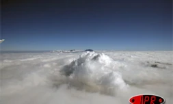 Jeudi 20 juillet 2006 - 

En éruption depuis 4 heures 10, le piton de la Fournaise est noyé dans les nuages - 
Photo Hervé Douris