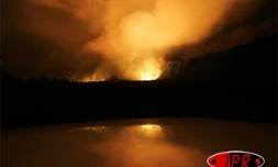 Vendredi 25 février 2005


La lave a traversé la RN 2 et se jette dans la mer