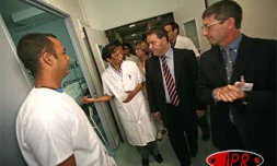 Lundi 30 octobre 2006 -
Xavier Bertrand, ministre de la santé, a visité le centre hospitalier de Bellepierre à Saint-Denis