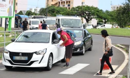 Contre la réforme des retraites, distribution de tracts dans la zone industrielle du Chaudron