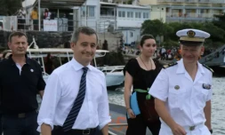 Gérald Darmanin et le préfet de Mayotte Thierry Suquet, à Petite-Terre, le 31 décembre 2022 ( AFP / Gregoire MEROT )