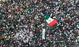 Mexique: le président Obrador dans la rue pour une démonstration de force