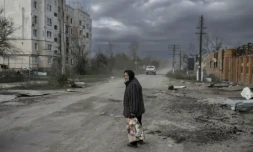 Une femme marche dans le village d'Arkhanhelske, dans la région de Kherson (Ukraine), le 3 novembre 2022 ( AFP / BULENT KILIC )