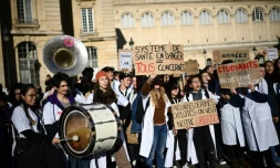 Déserts médicaux: internes et étudiants en médecine de retour dans la rue