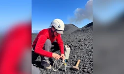 scientifiques au piton de la fournaise