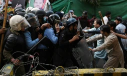 Pakistan : la police Ă©choue Ă arrĂȘter l'ex-Premier ministre Imran Khan aprĂšs des heurts