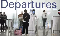 Des passagers à l'aéroport de Hong Kong, le 28 décembre 2022